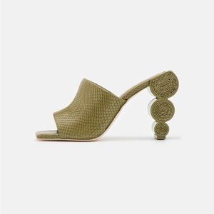 Absolutely gorgeous brand new sandal!